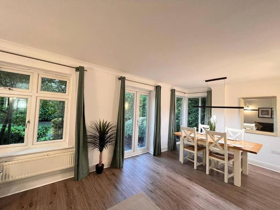 Space And Comfort In Summertown Apartment