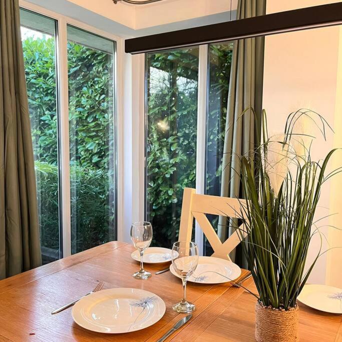 Space And Comfort In Summertown Apartment